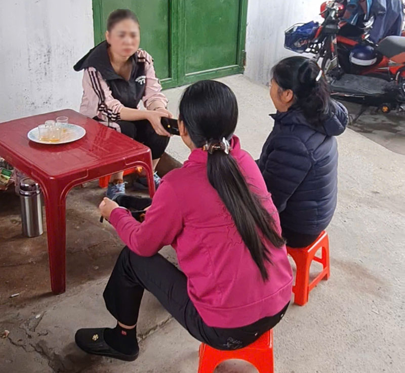 Công ty anh Tuấn phỏng vấn người lớn tuổi trước khi vào làm việc. Ảnh: Mạnh Cường.