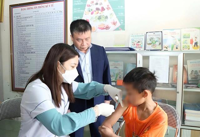 TS.BS Chu Trọng Trang - Giám đốc Trung tâm kiểm soát bệnh tật Nghệ An kiểm tra công tác tiêm vaccine sởi, biện pháp quan trọng khống chế dịch bệnh. Ảnh: Từ Thành