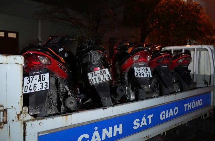 Nhiều phương tiện không gắn biển số xe