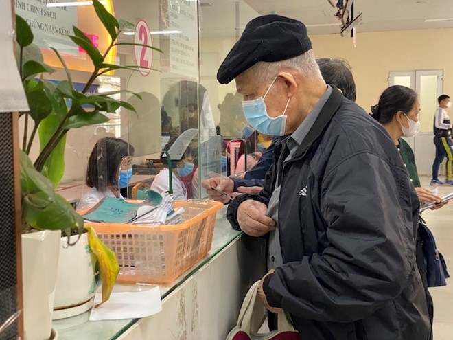 Thẻ bảo hiểm y tế giấy sẽ sớm bị xóa sổ, người dân lo lắng