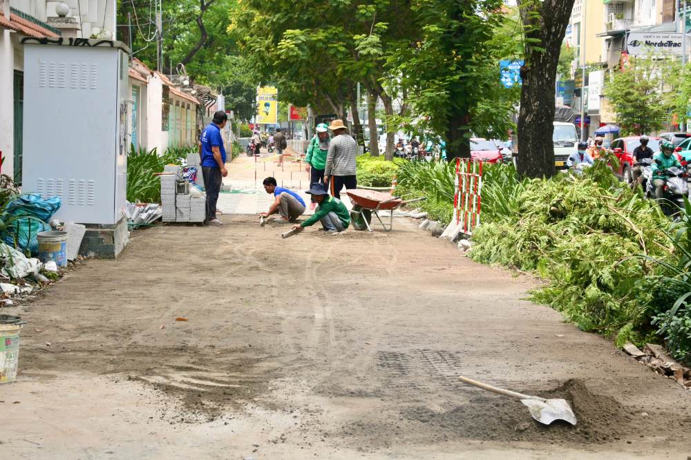 Thi công vỉa hè trên tuyến đường Nguyễn Thị Minh Khai (Quận 1). Ảnh: Minh Tâm