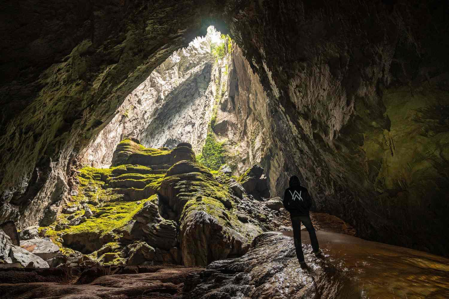 Alan Walker, nam DJ nổi tiếng thế giới thực hiện MV tại hang Sơn Đoòng. Ảnh: Oxalis