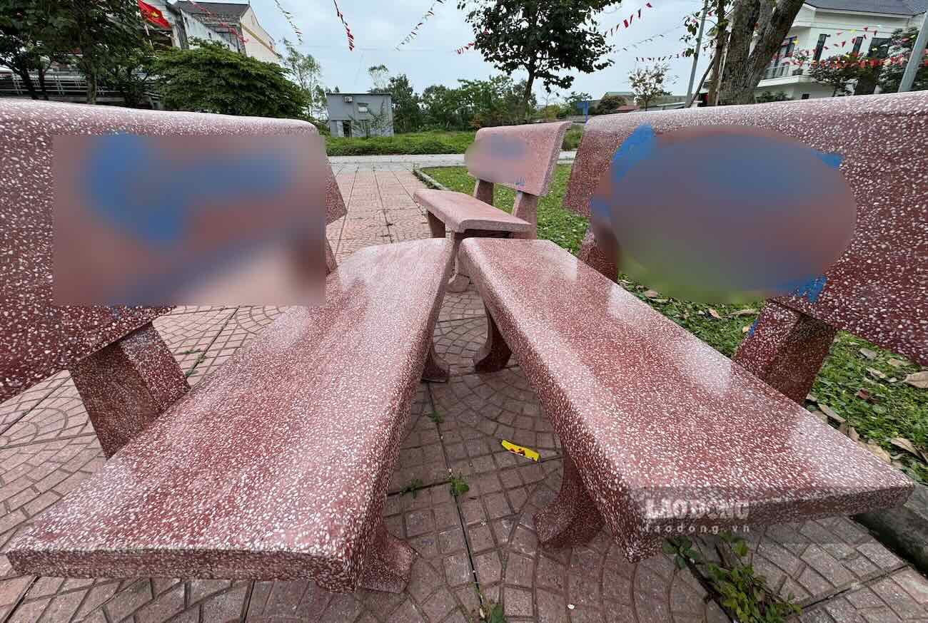 Gần 20 ghế đá tại công viên khu dân cư Tây Hữu Nghị bị in nội dung nhà cái. Ảnh: Công Sáng