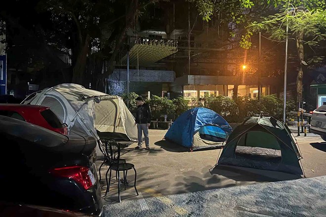 Chủ đầu tư KTX Thăng Long chặn xe, cư dân phải dựng lều giữa đêm trông xe