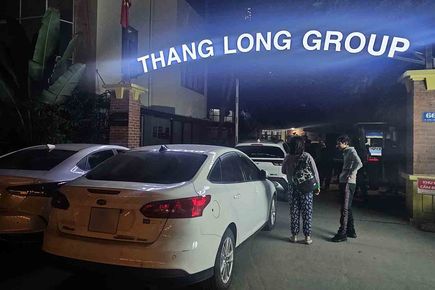 Nhiều phương tiện không thể ra - vào KTX Thăng Long, tối 1.4. Ảnh: Hữu Chánh