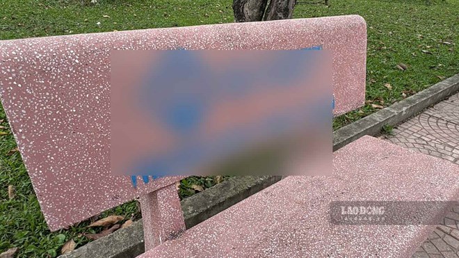 Nhiều ghế đá giữa thành phố in nội dung nhà cái, casino trực tuyến