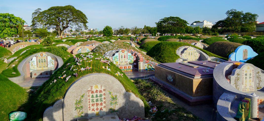 Tại nhị tì Tại nhị tì Triều Châu, phường 5, TP Sóc Trăng, ông Hán Kiên, Phó ban trị sự nhị tì cho biết: Diện tích của nhị tì rộng 10ha, với khoảng 10.000 ngôi mộ. Nhị tì này được xây dựng năm 1886. Vào dịp Thanh Minh, mỗi ngày có hàng ngàn lượt người đến cúng nên lúc nào cũng tấp nập. Nhất là vào ngày cuối tuần rất đông người đến.Tết Thanh Minh năm nay của đồng bào Hoa tại Sóc Trăng diễn ra vào ngày 4/4 (tức ngày 7/3 âm lịch) và kéo dài khoảng nửa tháng sau đó. Đây là dịp để con cháu bày tỏ lòng thành kính, tưởng nhớ đến tổ tiên, ông bà, cha mẹ.