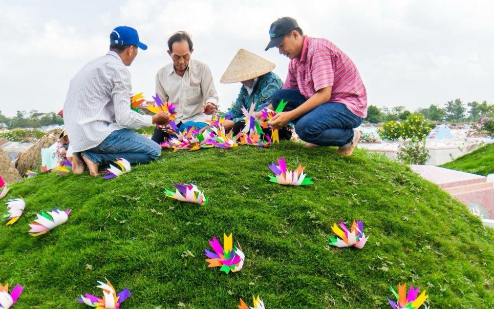 Vào ngày lễ này, mọi người cùng nhau về thăm mộ của tổ tiên, ông bà, cha mẹ; dọn dẹp, quét rửa mộ phần, dán giấy ngũ sắc lên mộ với ý nghĩa “lợp mái nhà mới” cho người đã khuất.