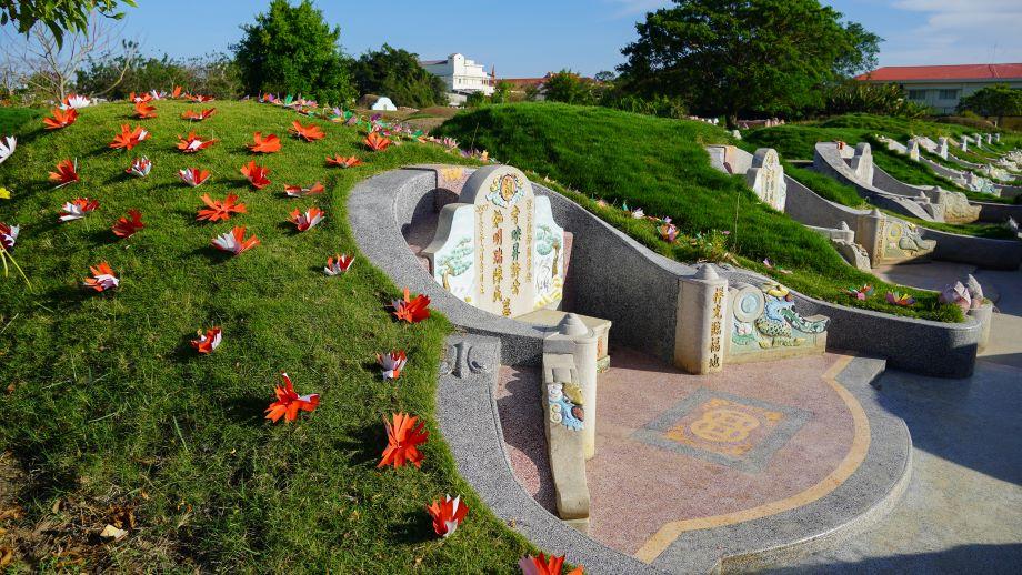 Người Hoa vốn rất xem trọng “nơi an nghỉ nghìn thu” nên hầu hết các phần mộ đều bố trí theo phong thủy. Những ngôi mộ này rất bề thế, chiếm một không gian khá rộng. Người thân, họ hàng được an táng gần nhau, thể hiện sự gắn bó, sum vầy.