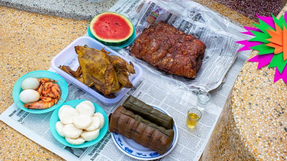 Lễ vật cúng Thanh Minh gồm nhang, đèn cầy, giấy tiền vàng bạc, giấy dán mã đủ 5 màu, gà vịt quay, bánh xôi vị, bánh bò, trái cây, rượu, trà,... và đặc biệt có một thức cúng không thể thiếu là món thịt heo quay.