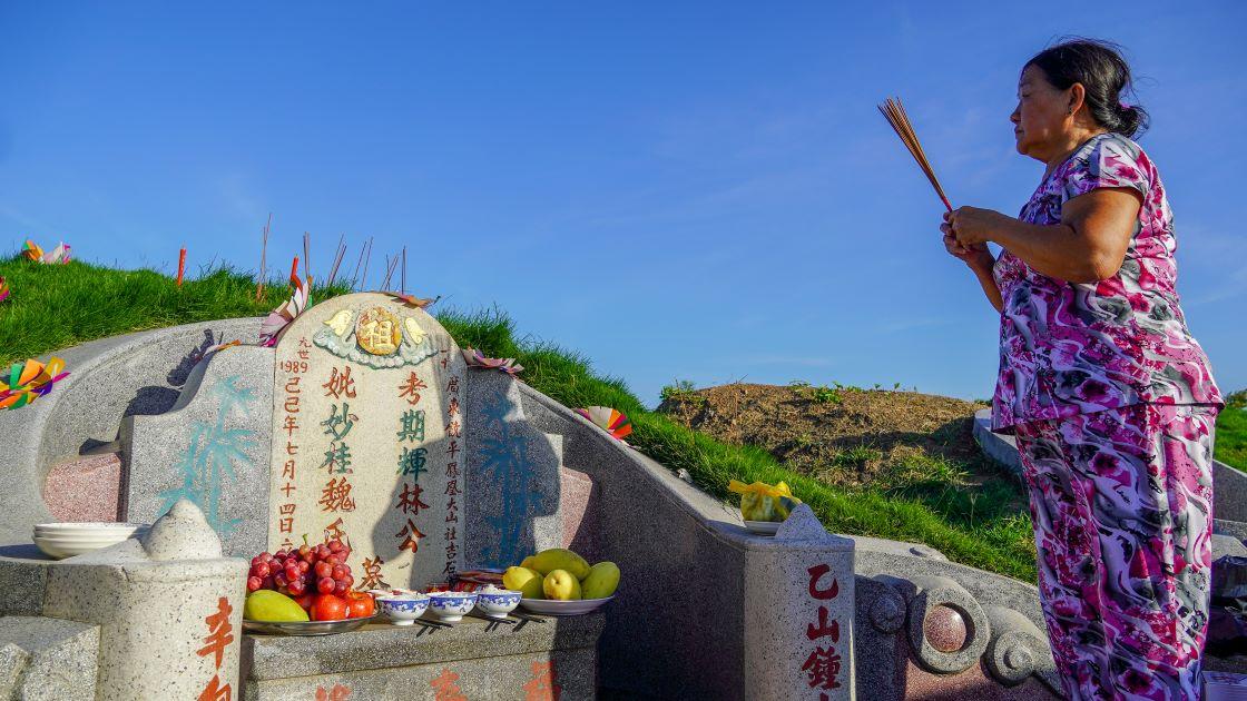 Bà Tạ Thị Lan cho biết: Tôi hiện sinh sống ở tỉnh Cà Mau nhưng nhà tổ và các phần mộ của cha mẹ ở tỉnh Sóc Trăng. Do đó năm nào vào dịp Tết Thanh Minh tôi đều sắp xếp công việc để trở về thắp hương, cúng bái ông bà cha mẹ, rồi thăm các mộ khác của dòng họ“.