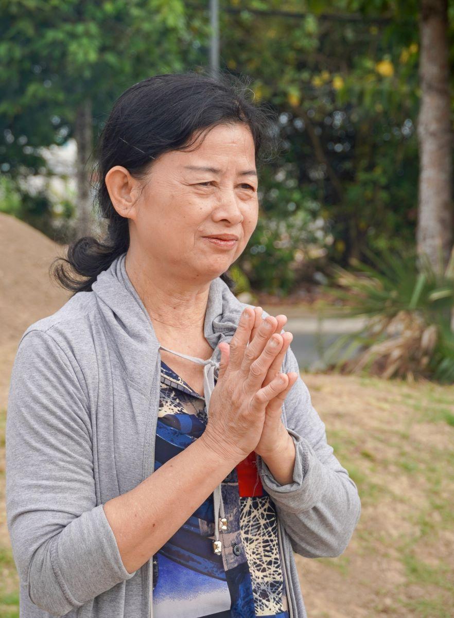 Bà Tạ Mỹ Khanh ở huyện Mỹ Xuyên (tỉnh Sóc Trăng) cho biết: “Gia đình tôi chuẩn bị Tết Thanh Minh hơn 10 ngày nay. Các phần mộ được dọn dẹp sạch sẽ, đắp thêm đất mới. Năm nay chúng tôi viếng trước Tết một ngày vì thường vào ngày chính sẽ đông người“.