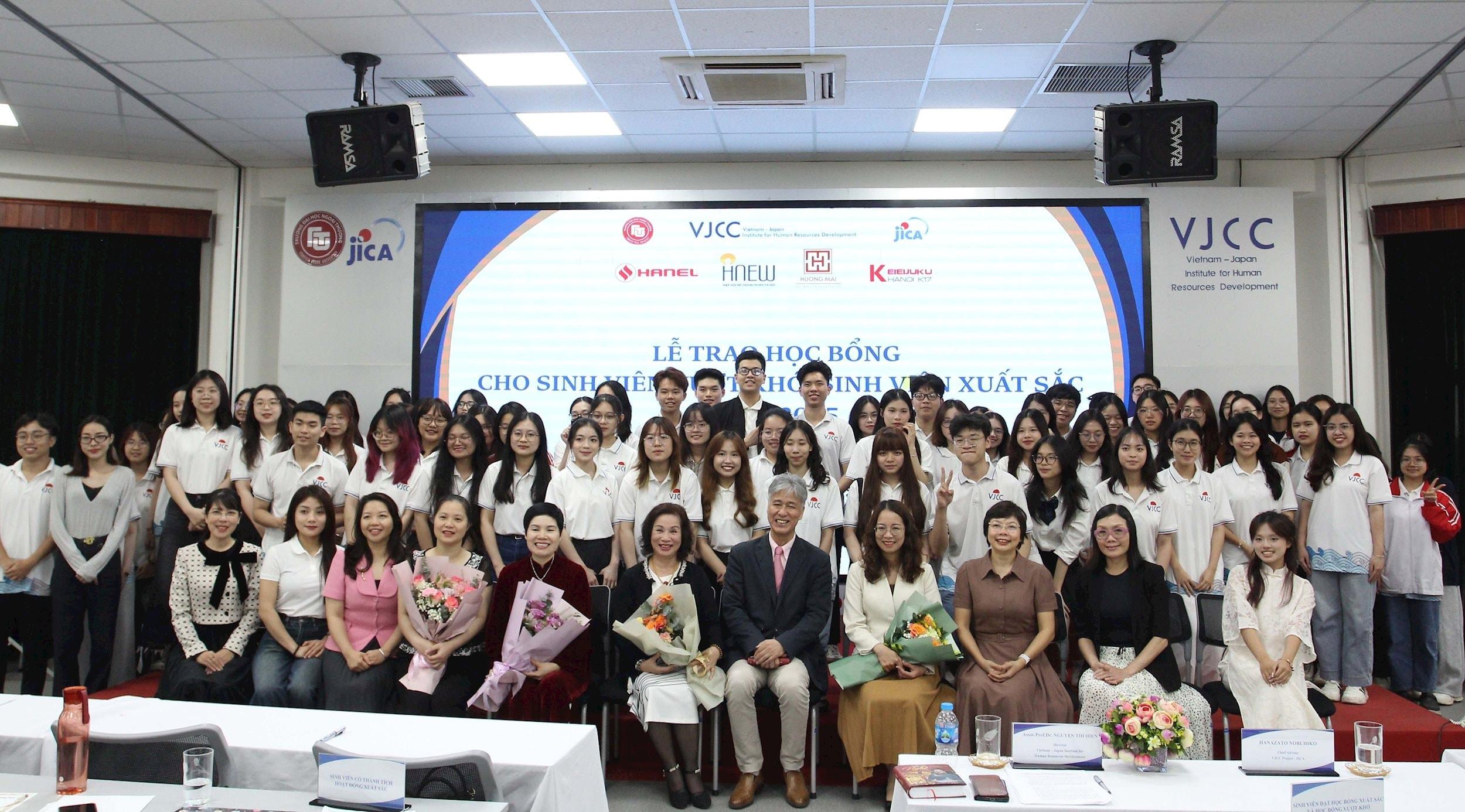 Lễ trao học bổng cho sinh viên vượt khó, sinh viên xuất sắc năm học 2024-2025 của Viện VJCC