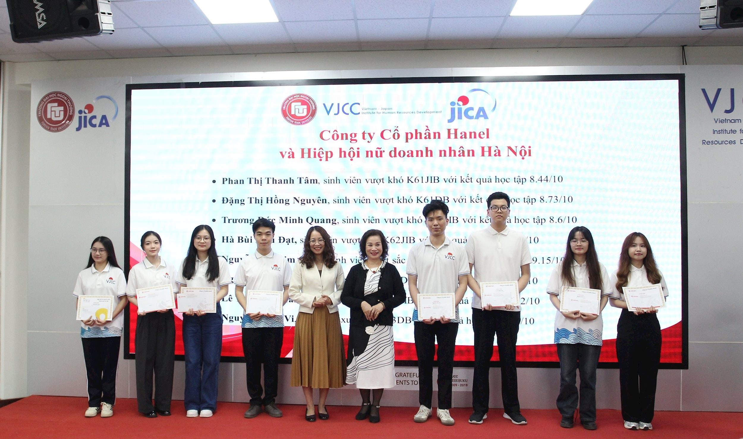 Lãnh đạo HNEW và HANEL trao học bổng cho sinh viên vượt khó và sinh viên có thành tích xuất sắc