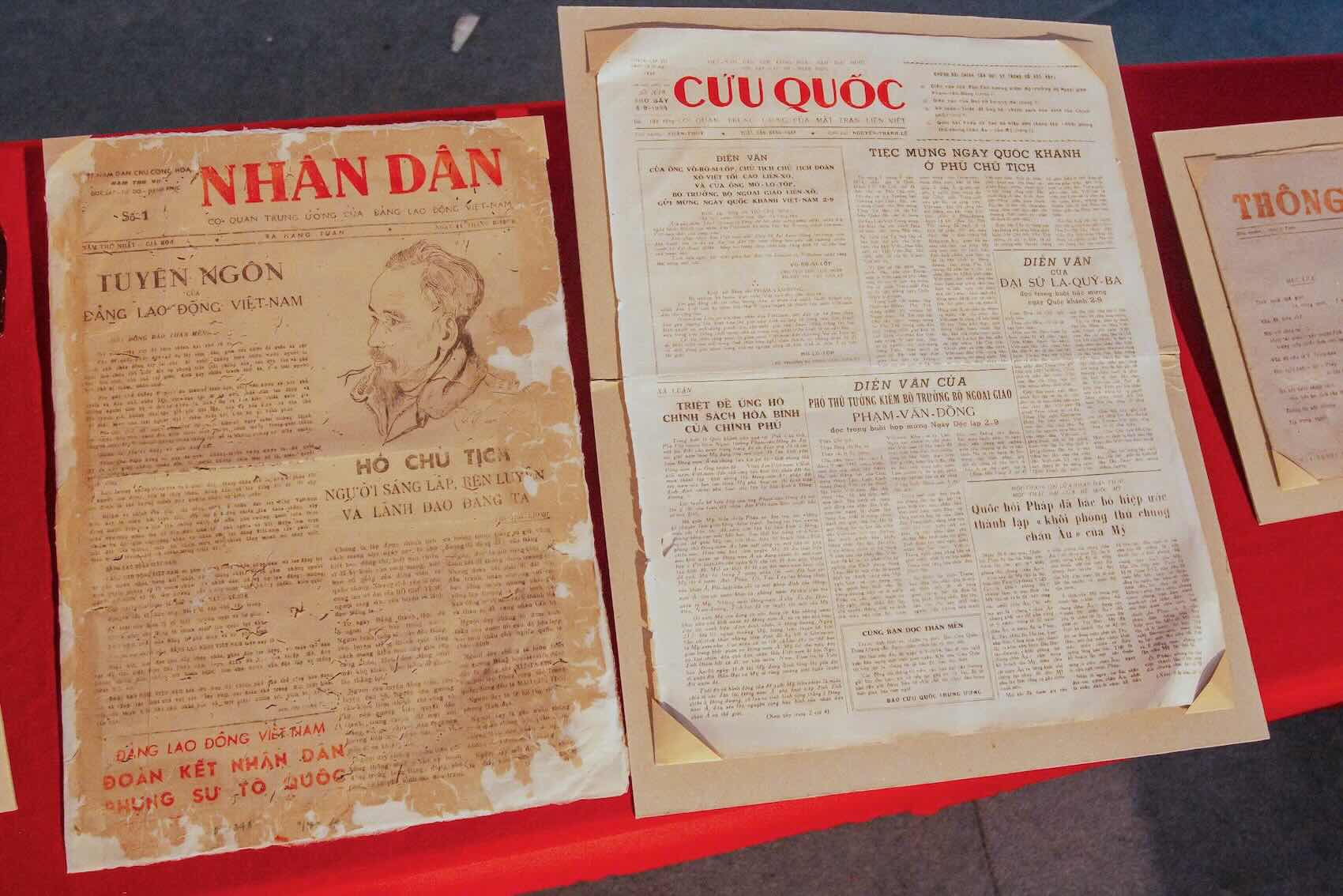 Những tư liệu quý được trưng bày tại triển lãm. Ảnh: Nhật Vương