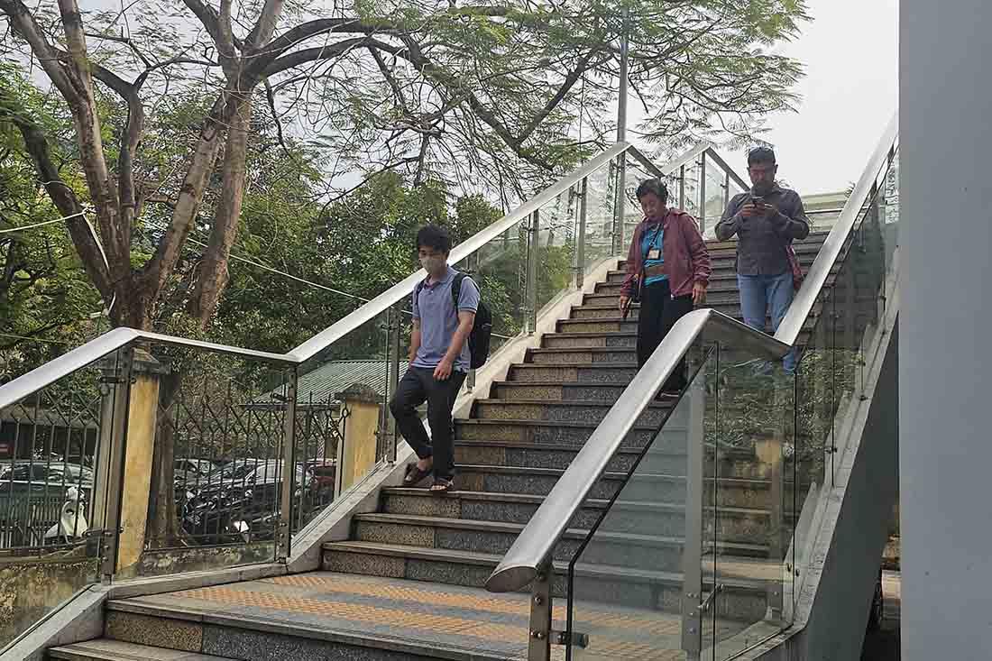 Người dân phải đi thang bộ để lên - xuống ga Láng. Ảnh: Nhóm PV