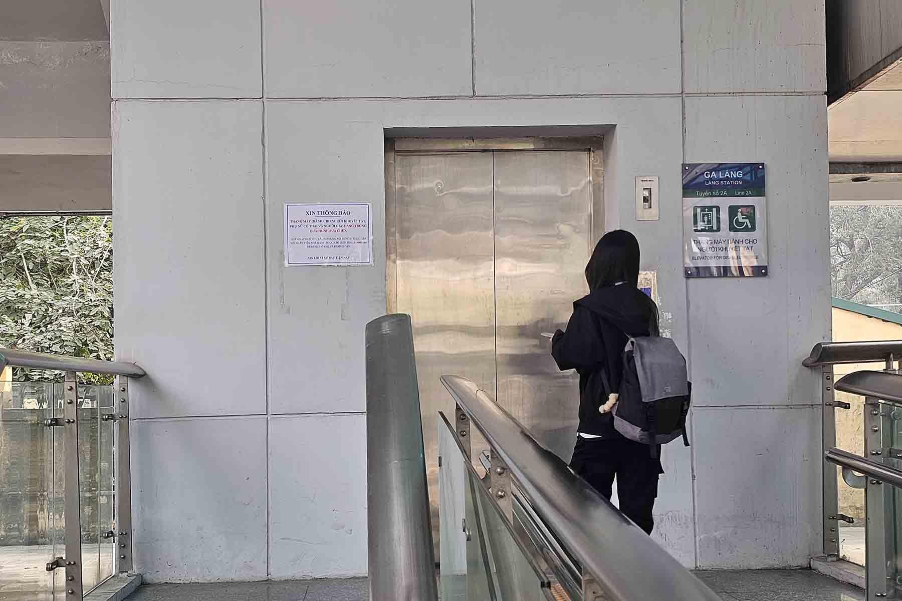 Thang máy tại ga Láng cũng không hoạt động, sáng 8.4. Ảnh: Hữu Chánh