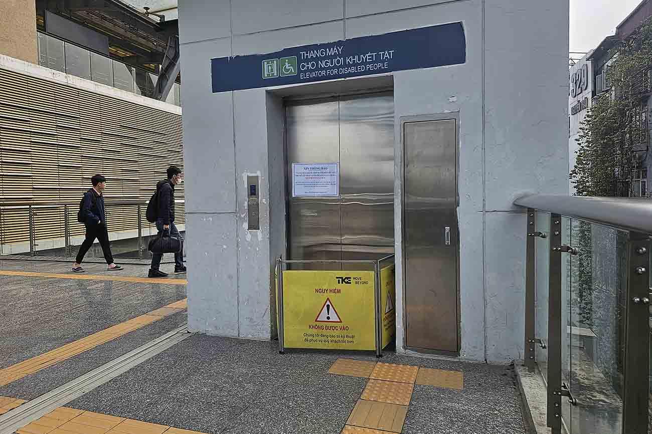 Thang máy nhà ga Vành đai 3 (hướng Cát Linh) không hoạt động, sáng 8.4. Ảnh: Nhóm PV
