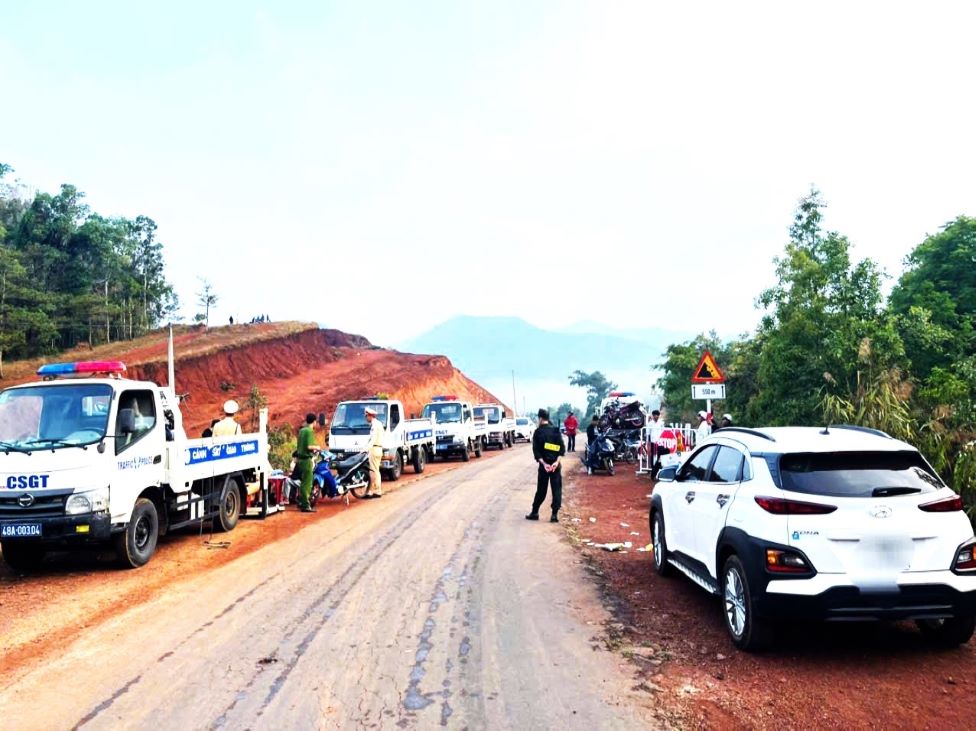 Có 78 thanh niên vi phạm giao thông khi đi săn mây. Ảnh: Minh Quỳnh