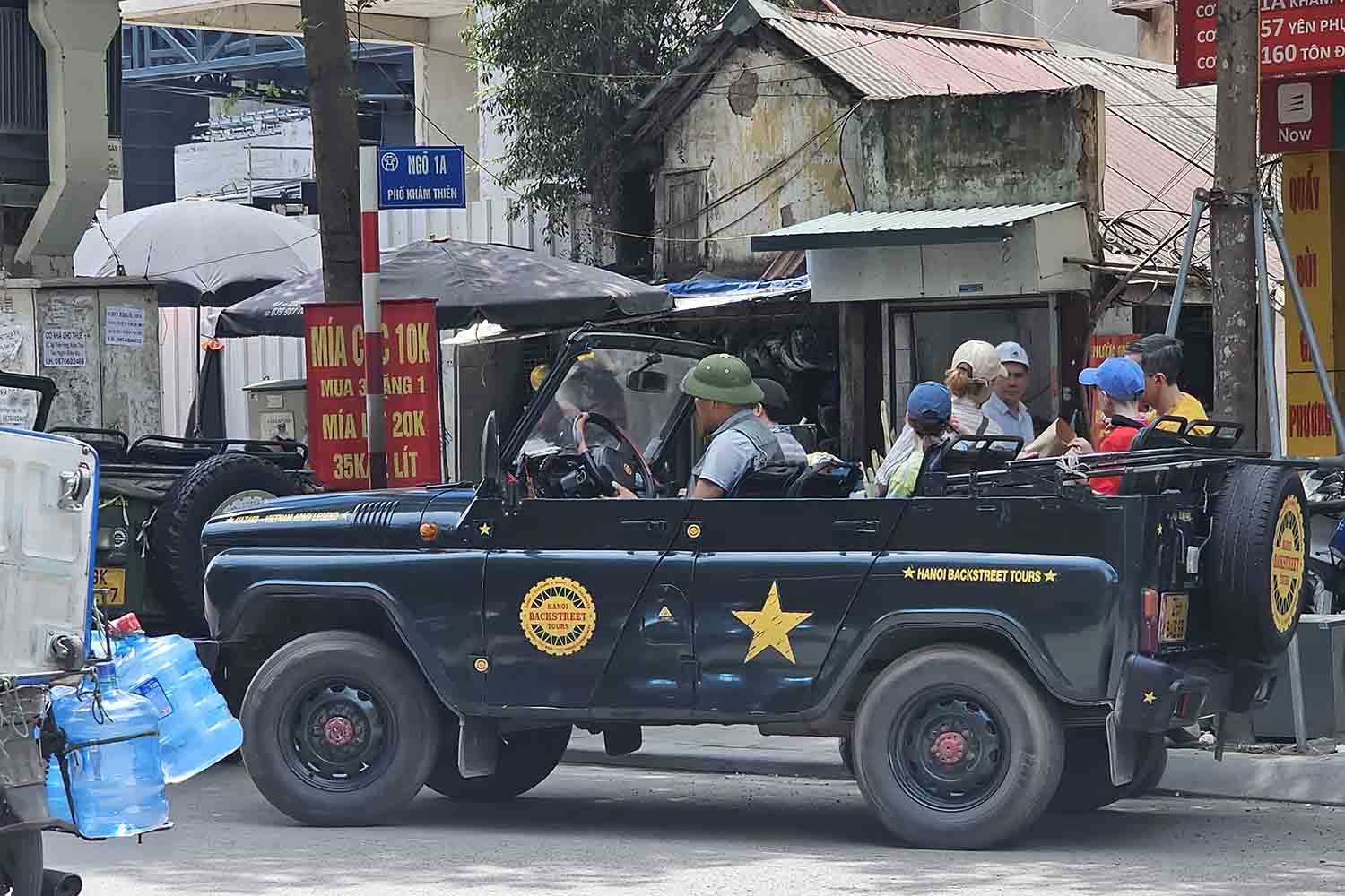 Những chiếc xe Jeep được chủ phương tiện tháo phông bạt, kính chắn gió. Ảnh: Nhóm PV