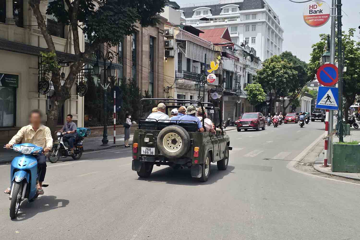 Xe BKS 26A - 189.38 chở khách du lịch quanh Hà Nội. Ảnh: Nhóm PV