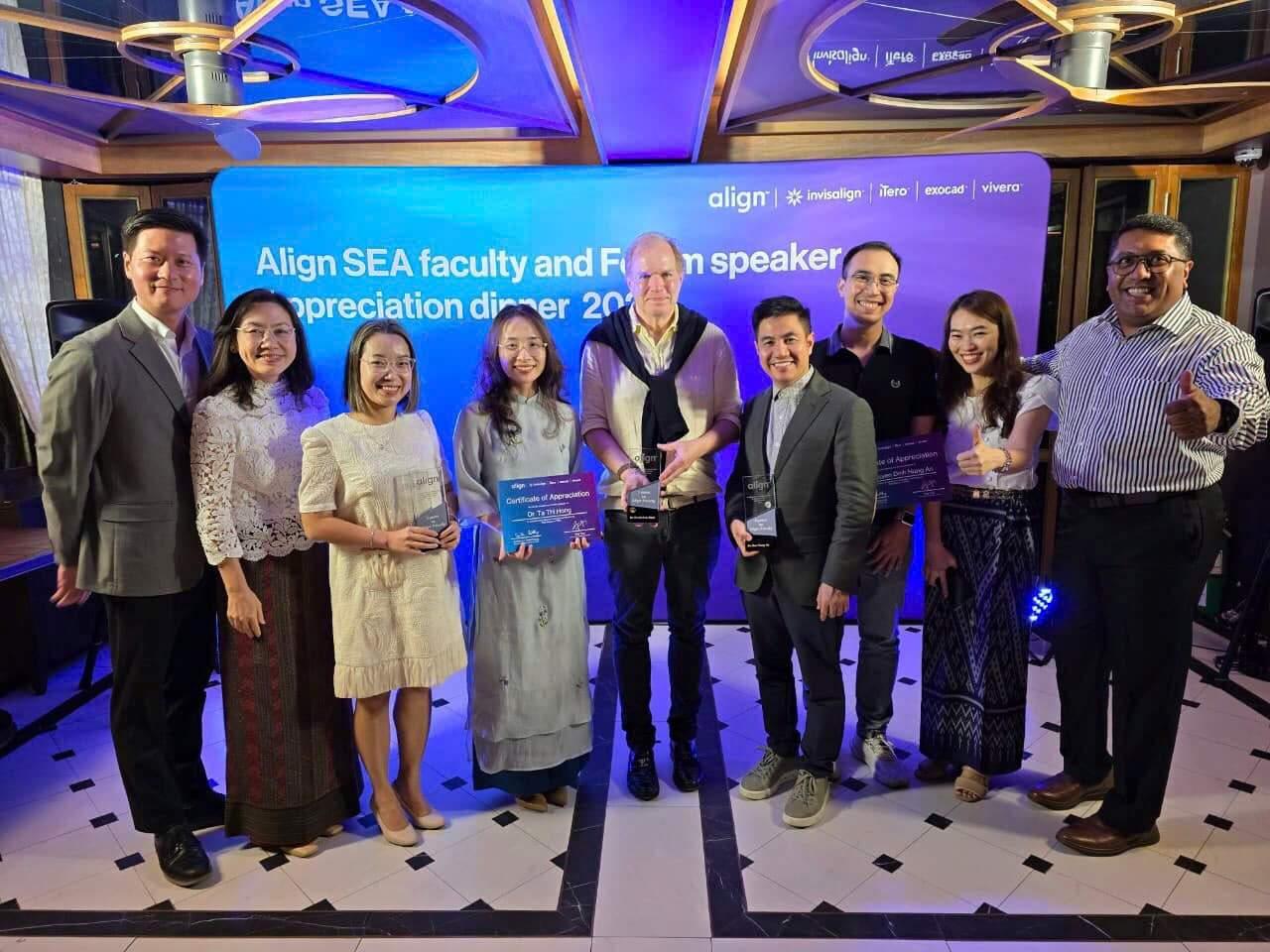 Ths Bs Nguyễn Thị Phòng (thứ 3 từ trái sang) có 5 năm liên tiếp là chuyên gia đào tạo của Invisalign Việt Nam.