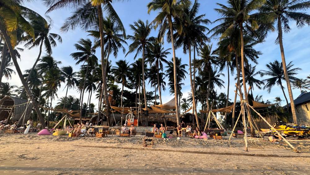 Du khách bên bờ biển Mũi Né. Ảnh: Duy Tuấn