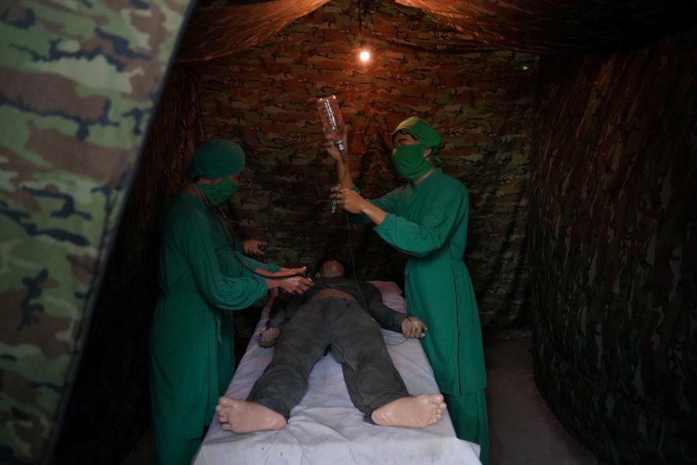 Khu vực bếp, phòng y tế được xây dựng ngay trong lòng địa đạo. Ảnh: Anh Tú