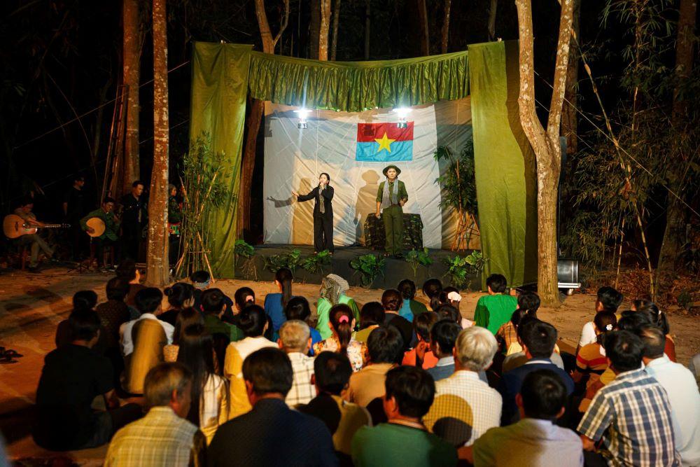 Du khách thích thú trải nghiệm Tour đêm tại