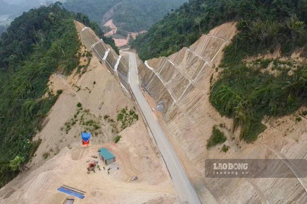 Toàn cảnh tuyến đường trăm tỉ đồng nối TP Bắc Kạn vào hồ Nặm Cắt. Ảnh: Nguyễn Hoàn.