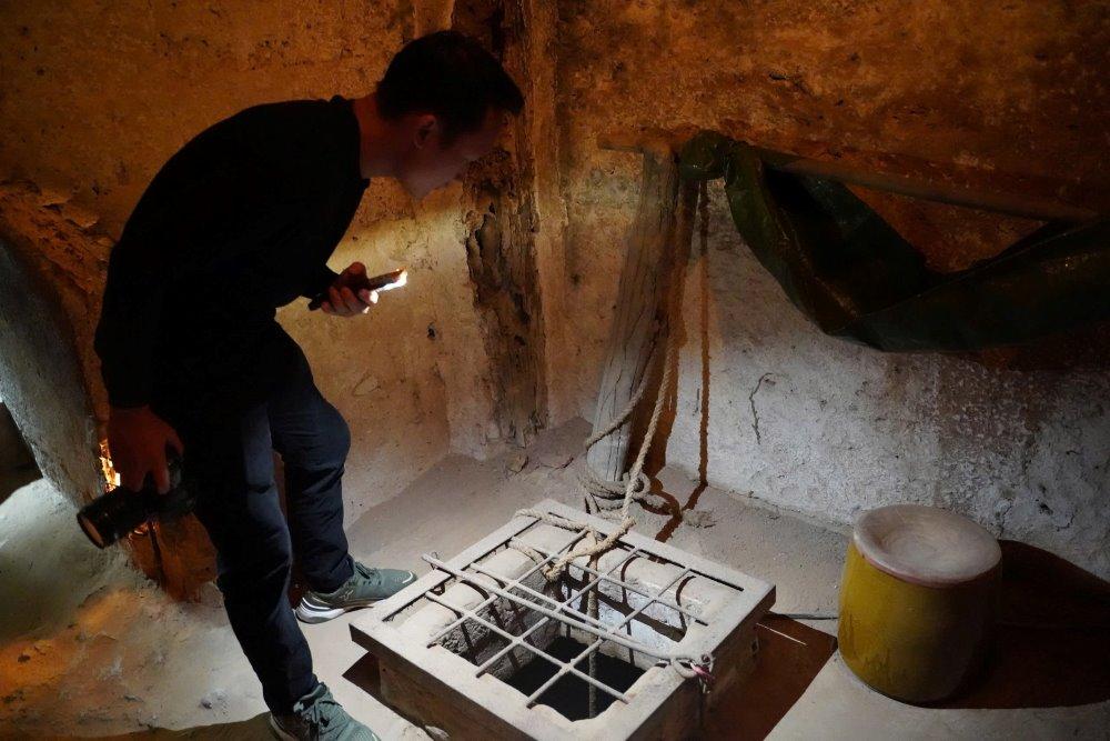 Một giếng nước sinh hoạt nằm bên dưới địa đạo. Ảnh: Anh Tú