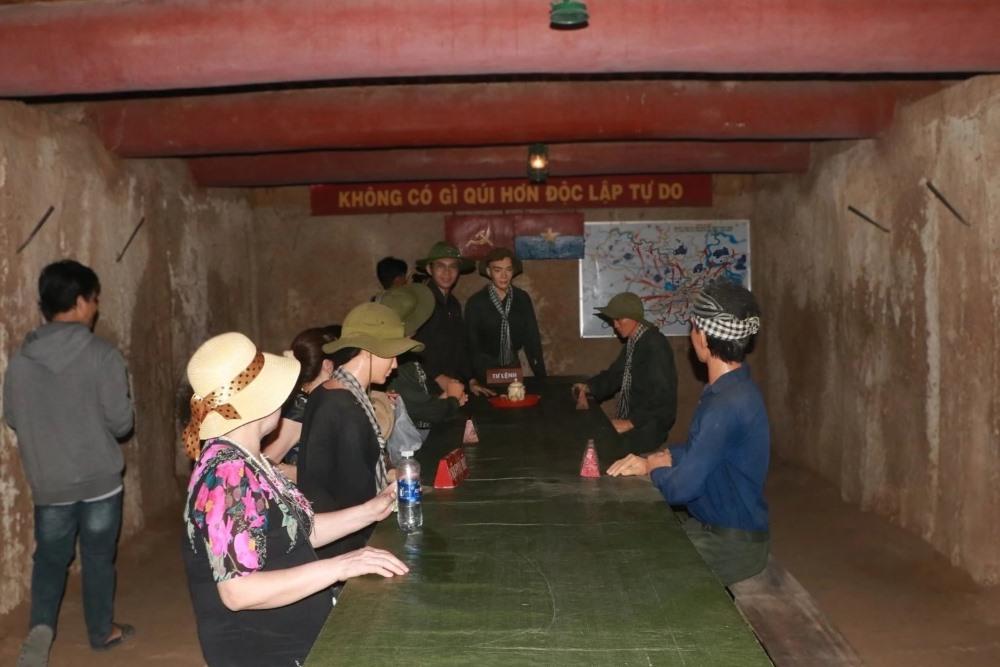 Du khách khám phá hầm địa đạo Củ Chi. Ảnh: Anh Tú