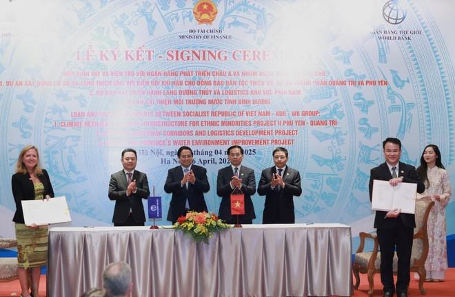 Thủ tướng Phạm Minh Chính chứng kiến lễ ký kết với WB Thủ tướng Phạm Minh Chính chứng kiến lễ ký kết với WB