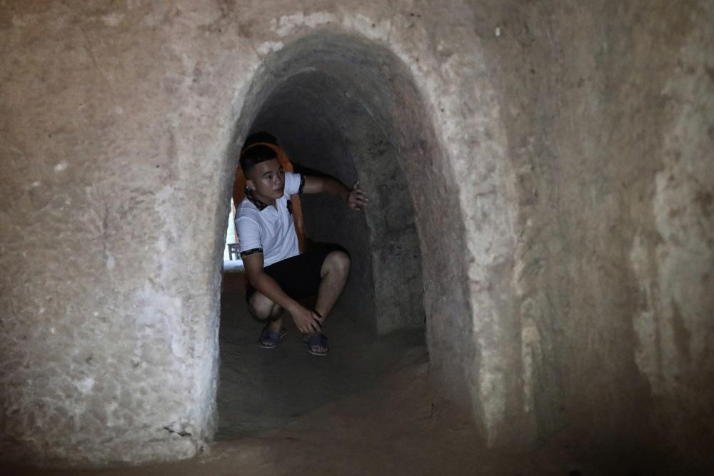 Du khách được nghe hướng dẫn viên thuyết minh về hầm địa đạo và được trải nghiệm cuộc sống ngay dưới địa đạo. Ảnh: Anh Tú