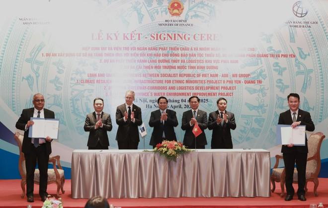 Lễ ký kết với ADB Lễ ký kết với ADB