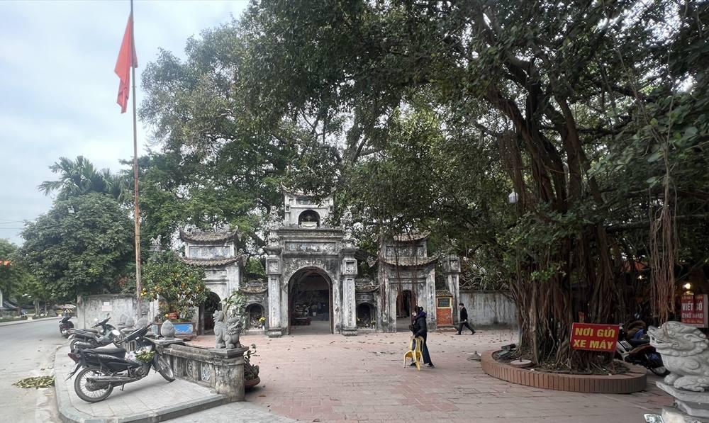 Cổng vào di tích Đền Mẫu. Ảnh: Minh Hải