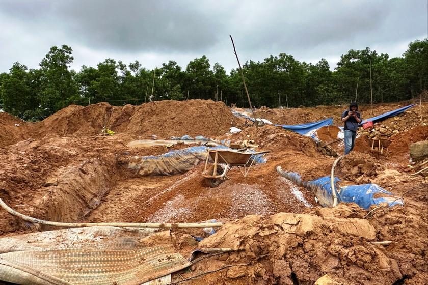 Nạn khai thác vàng trái phép ở Bồng Miêu vẫn diễn ra. (Ảnh trong bài: Công Huy)