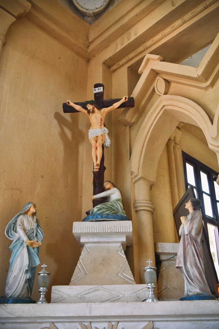 Bên trong nhà thờ.