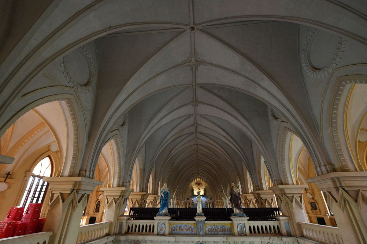 Không gian rộng lớn và tĩnh mịch trong nhà thờ mang lại cảm giác huyền nhiệm.