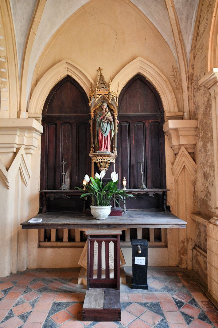 Tượng Đức Mẹ Maria bồng Chúa Hài Đồng.