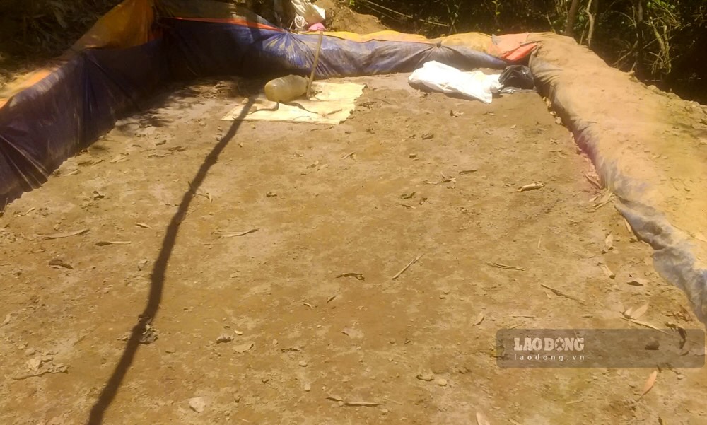 Một bể chứa đất và nước nghi có hóa chất. Ảnh: PV