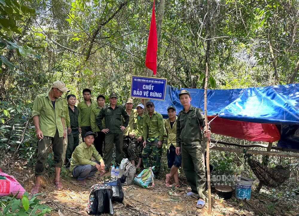 Lực lượng bảo vệ rừng tham gia truy quét vàng tặc. Ảnh: PV