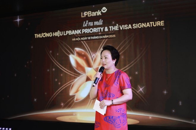Bà Đặng Tuyết Dung - Giám đốc Visa Việt Nam và Lào chúc mừng LPBank ra mắt thành công thẻ tín dụng quốc tế cao cấp LPBank Visa Signature Bà Đặng Tuyết Dung - Giám đốc Visa Việt Nam và Lào chúc mừng LPBank ra mắt thành công thẻ tín dụng quốc tế cao cấp LPBank Visa Signature