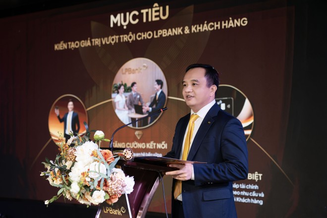 Ông Đặng Công Hoàn - Phó Tổng Giám đốc kiêm Giám đốc Ngân hàng Bán lẻ LPBank phát biểu tại sự kiện Ông Đặng Công Hoàn - Phó Tổng Giám đốc kiêm Giám đốc Ngân hàng Bán lẻ LPBank phát biểu tại sự kiện