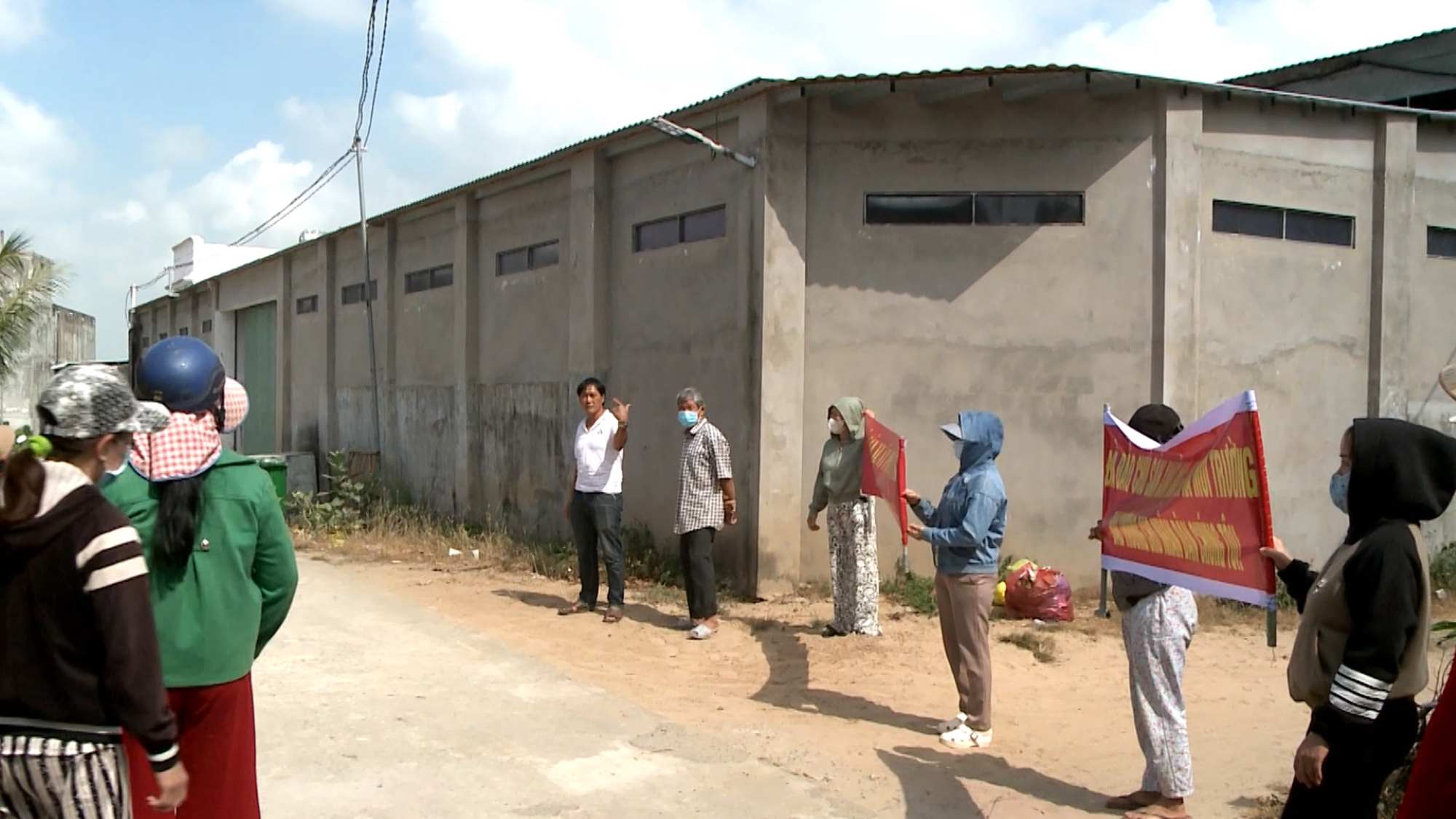 Người dân treo băng rôn phản đối hoạt động của xưởng sản xuất mực. Ảnh: Hoài Luân