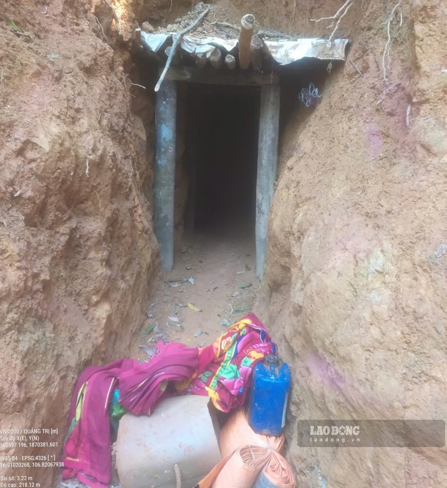 Vât dụng của vàng tặc được cất giấu ở cạnh hầm vàng. Ảnh: PV