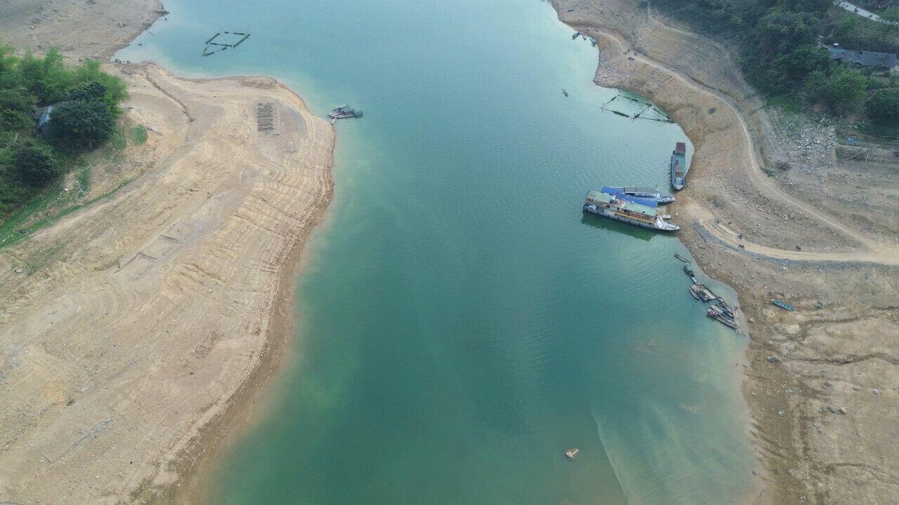 Mực nước hồ Thủy điện Hòa Bình xuống thấp, lộ ra nhiều bãi đất ven bờ. Ảnh: Yên San