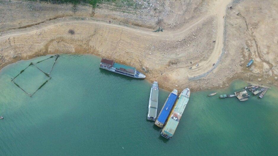 Hoạt động trên lòng hồ vẫn diễn ra bình thường.