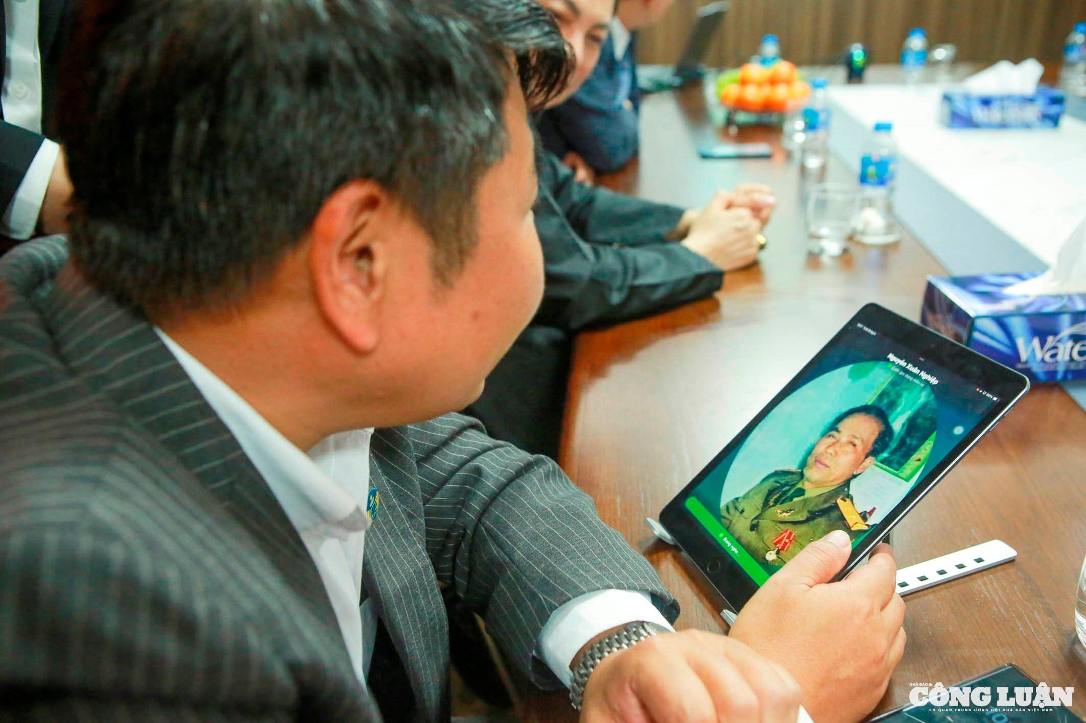 Bằng ứng dụng công nghệ tích hợp AI, qua màn hình máy tính bảng, hình ảnh người cha hiện lên trả lời các câu hỏi của mình khiến anh Quỳnh không kìm được nước mắt khi xúc động.