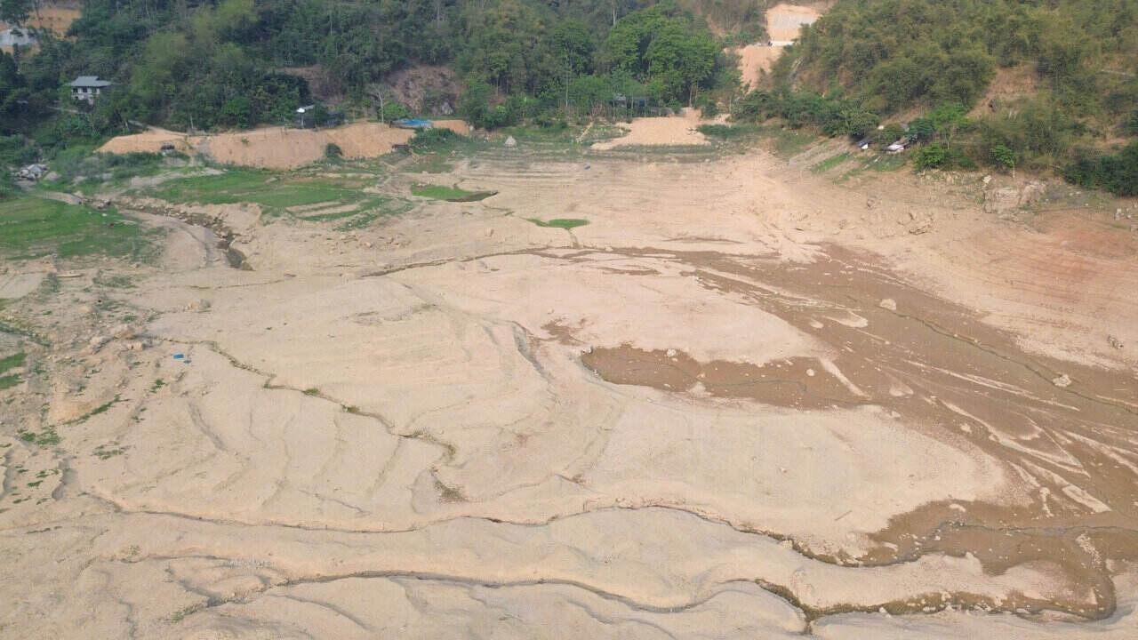 Những bãi đất lộ ra khi nước rút.